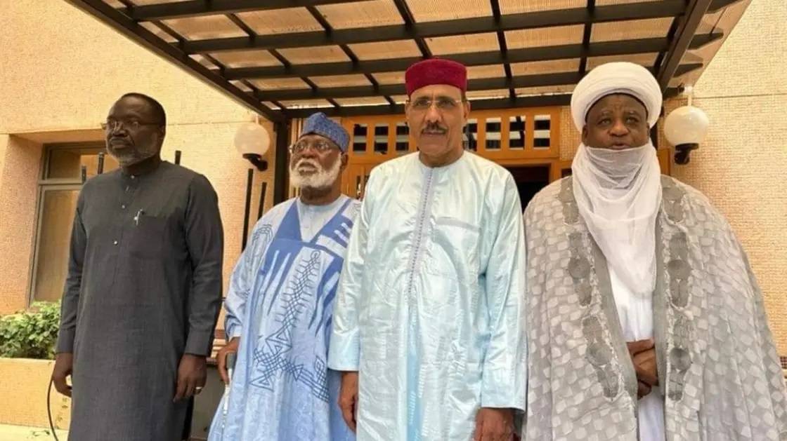 للمرة الأولى منذ الإنقلاب... رئيس النيجر المعزول يظهر للعلن مع وفد الإيكواس