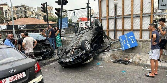 بالصور: 3 جرحى بانقلاب سيارة في البوشرية