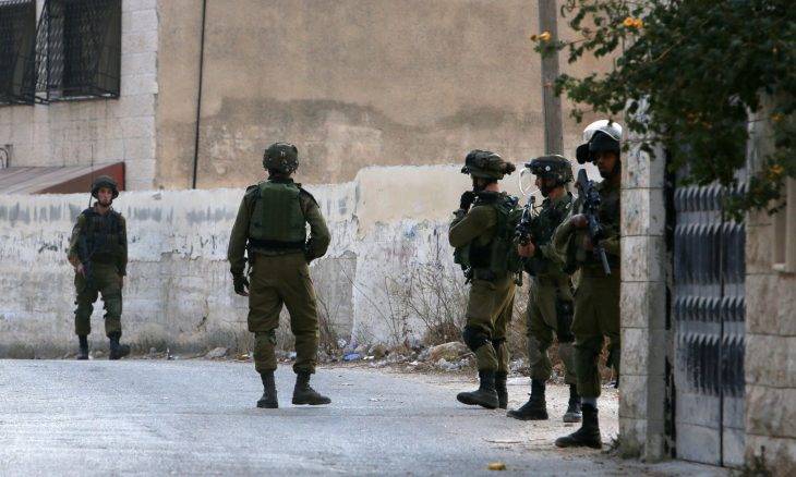 قوات الإحتلال تعتقل طفلا فلسطينيا عند مدخل أريحا الجنوبي