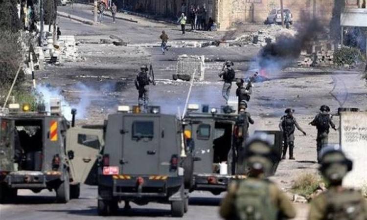 عشرات الإصابات إثر اشتباكات عنيفة بين فلسطينيين وقوات الإحتلال في نابلس