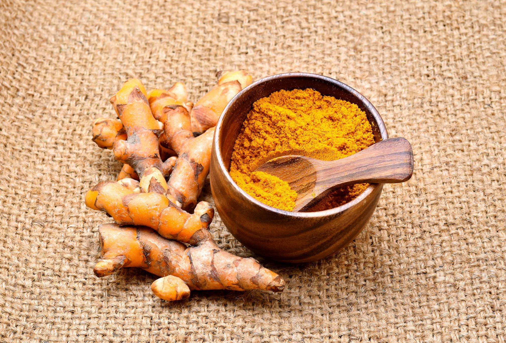 تحذير بشأن مكملات الكركم... كيف تتجنّب مخاطره؟