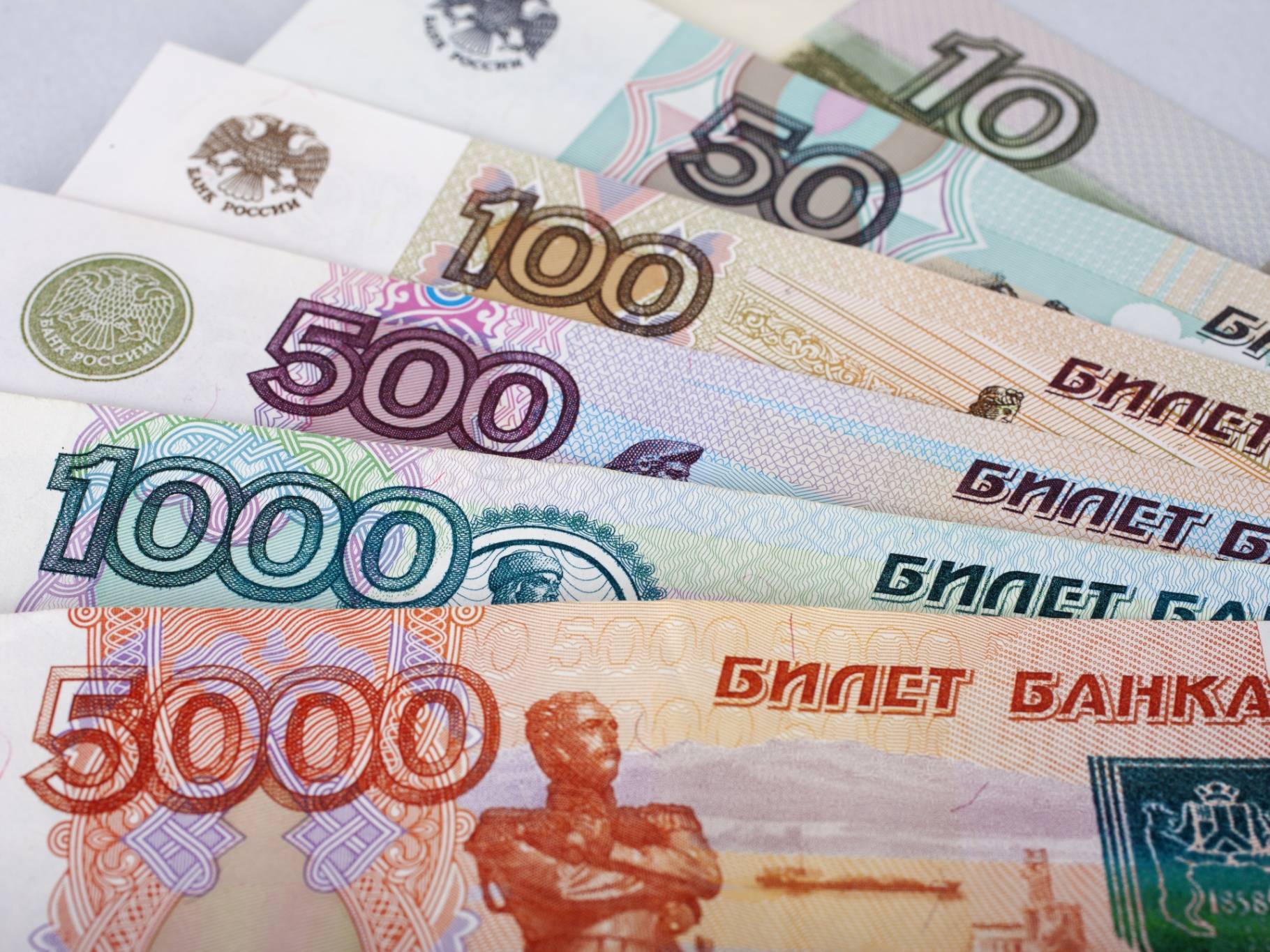 في ظل انخفاض العملة الروسية المستمر... بوتين يعقد جلسة طارئة لمناقشة فرض ضوابط علىها