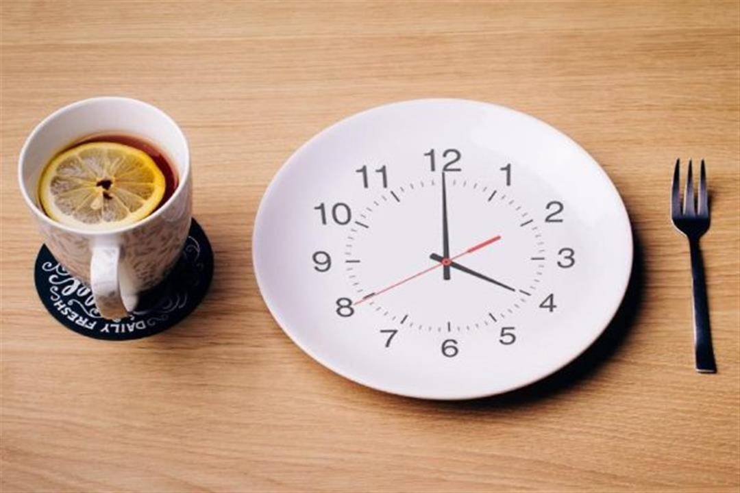 ما علاقة الصيام المتقطّع في تصحيح إحدى سمات الألزهايمر؟