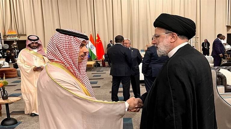 لقاء جمع بن فرحان ورئيسي على هامش قمة "بريكس"