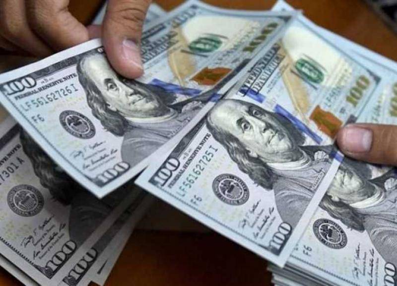 الدولار قرب أعلى مستوى في شهرين وسط ترقب لمسار الفائدة
