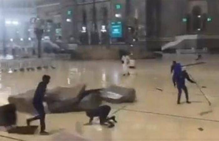 بالفيديو- عاصفة شديدة تضرب مكة المكرمة وتتسبب بسقوط المصلّين أرضا