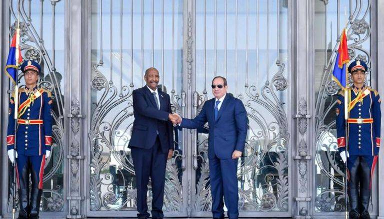 السيسي يؤكد دعم أمن السودان ووحدة أراضيه... والبرهان يطمئن: لا نطمع بالحكم