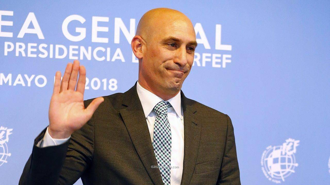 بعد أزمة القُبلة... الفيفا يقرر إيقاف لويس روبياليس