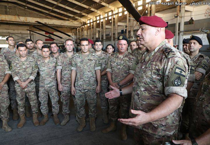 زار قاعدة بيروت الجويّة وقدّم التعازي لذوي الضابطين الشهيدين
قائد الجيش: لن نتراجع أمام الصعوبات
وسنحافظ على دماء شهدائنا وكرامة عسكريينا