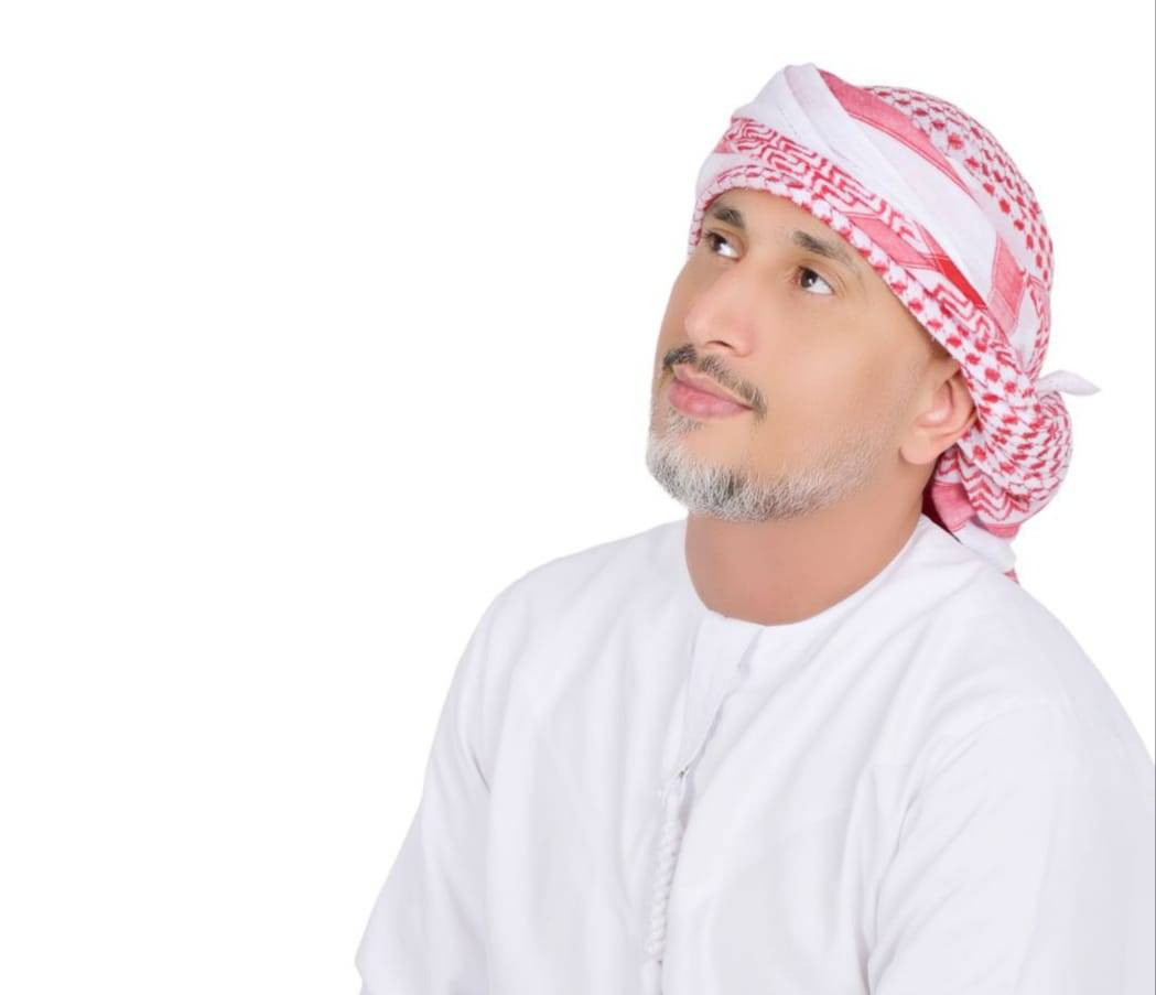 بطريقة الكوميكس.. عبدالكريم عوض يسخر من الواقع بالغناء