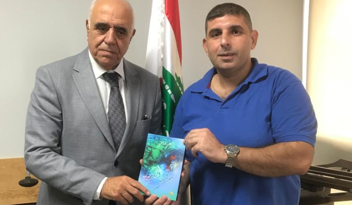 القصيفي تسلّم من علي ضاحي
كتابه الشعري الأول "موانىء الفيروز"