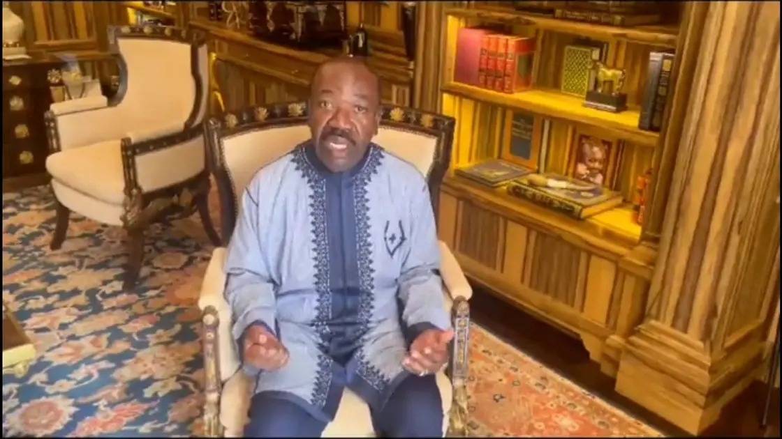 بأول ظهور منذ الانقلاب.. رئيس الغابون: أنا تحت الإقامة الجبرية ولا أدري ماذا يحدث