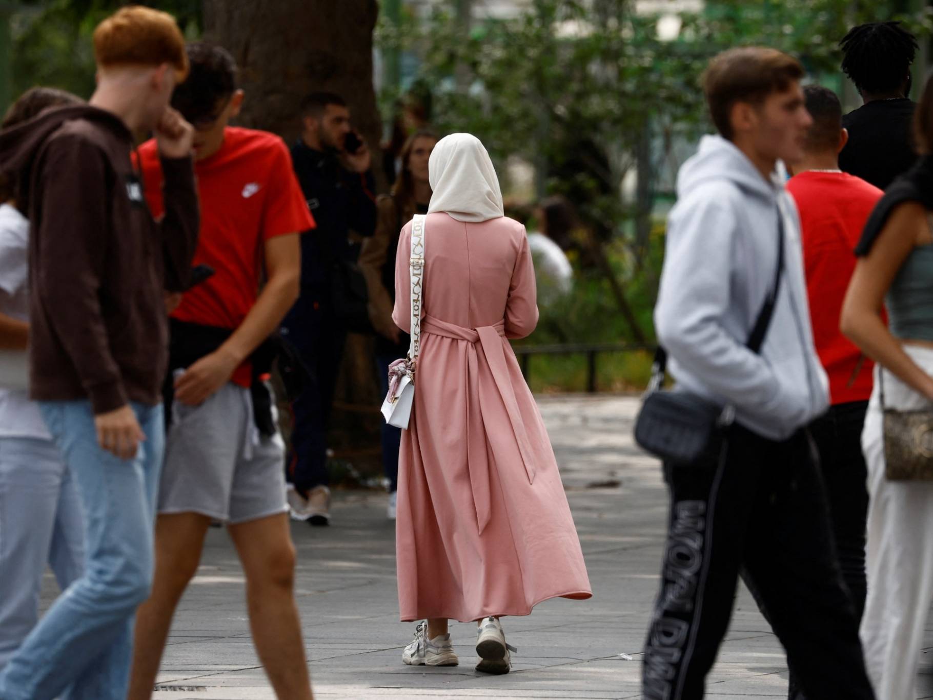 غداً يبدأ حظر العباءة في مدارس فرنسا وماكرون يدعو لصرامة تطبيقه