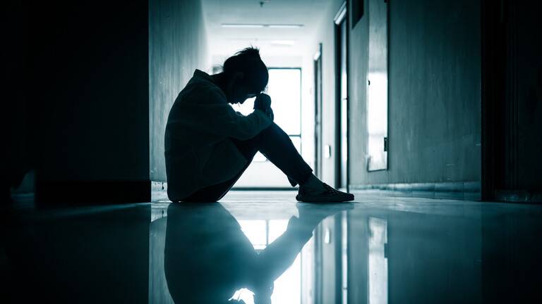 "كرة ثلج تكبر".. ما هي المراحل التي نمرّ بها بعد حالة وفاة وكيف نتجاوزها؟