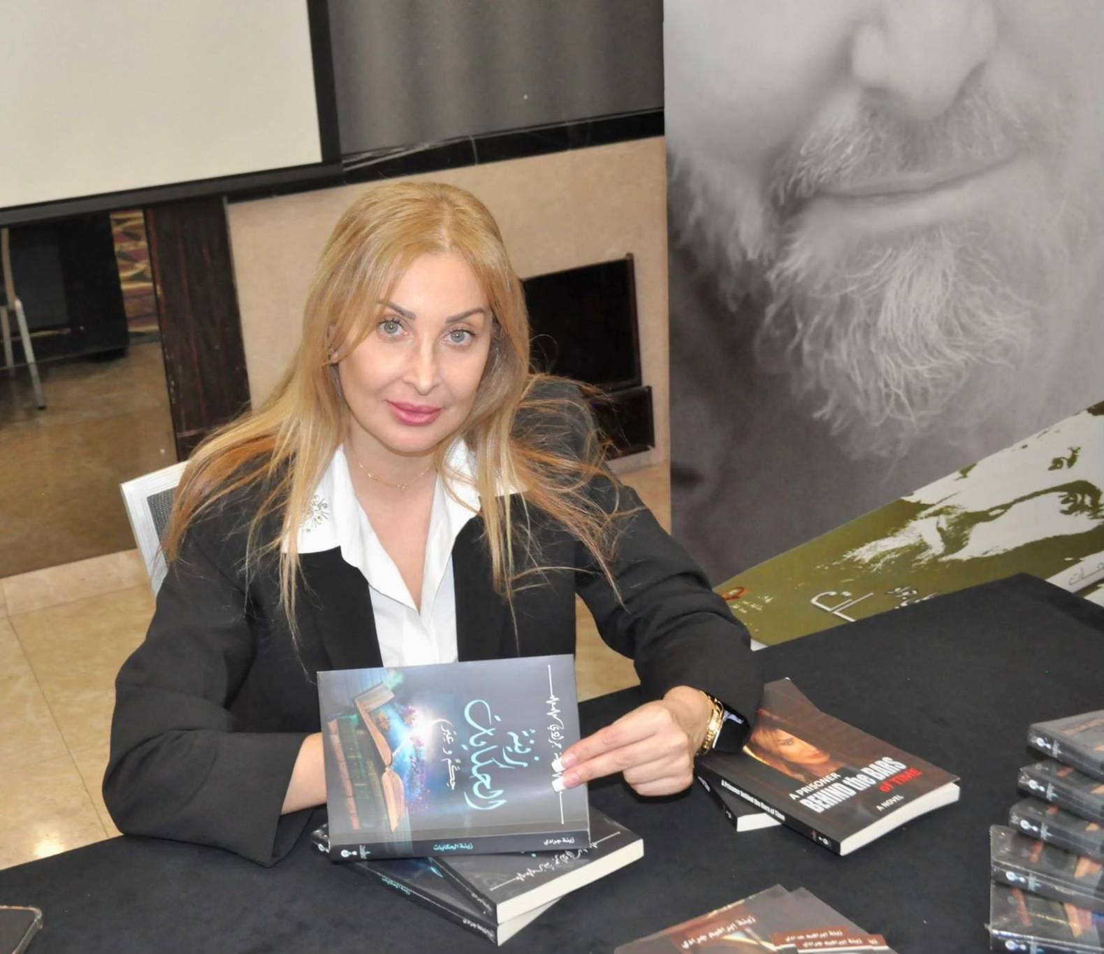زينة جرادي توقع كتابها الجديد 