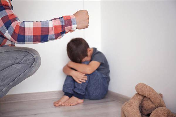 ضرب الأطفال وتأثيره النفسي عليهم