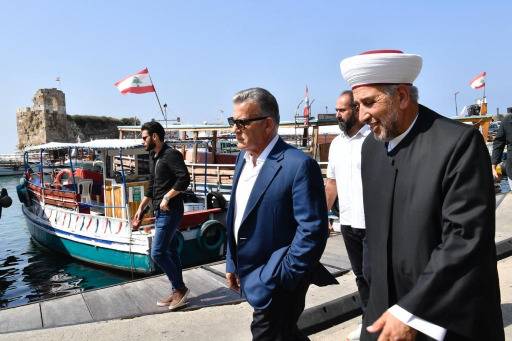 جال على مرجعيّات جبيل الروحية وزار سوق المدينة وقلعتها ودير مار شربل في عنايا
اللواء إبراهيم: مُصرّون على وحدة لبنان... والأمور حتى اللحظة صعبة وتبدو مُقفلة
لن نسمح لأحد أن يضرب معاوله في ركن هذا الوطن... ومُصرّون على وحدة لبنان