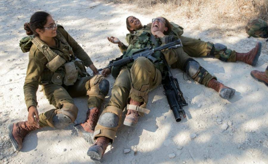 مجندات إسرائيليات يجبرن فلسطينيات على خلع ملابسهن