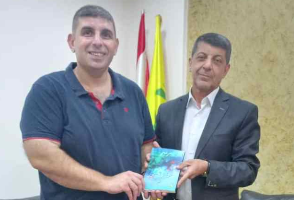 الزميل علي ضاحي قدّم كتابه

