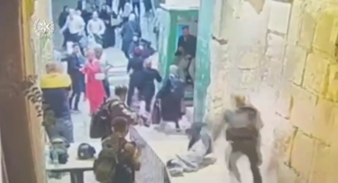 بالفيديو- شرطي "إسرائيلي" يعتدي بوحشية على فلسطينية أمام المسجد الأقصى