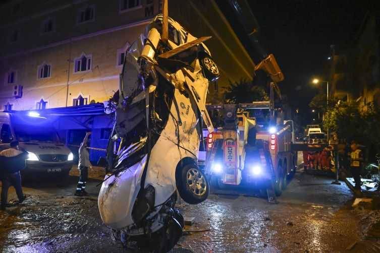 بالفيديوهات- فيضانات وسيول تغرق اسطنبول وتقتل شخصين