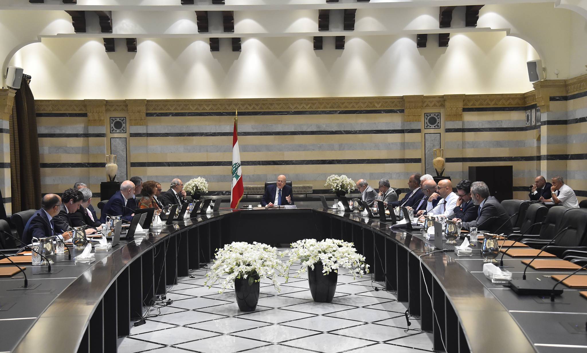 مجلس الوزراء أقرّ منصّة "بلومبرغ" وناقش مشروع موازنة 2024
جلستان الاثنين لدرس ملف النزوح والوضع في المطار