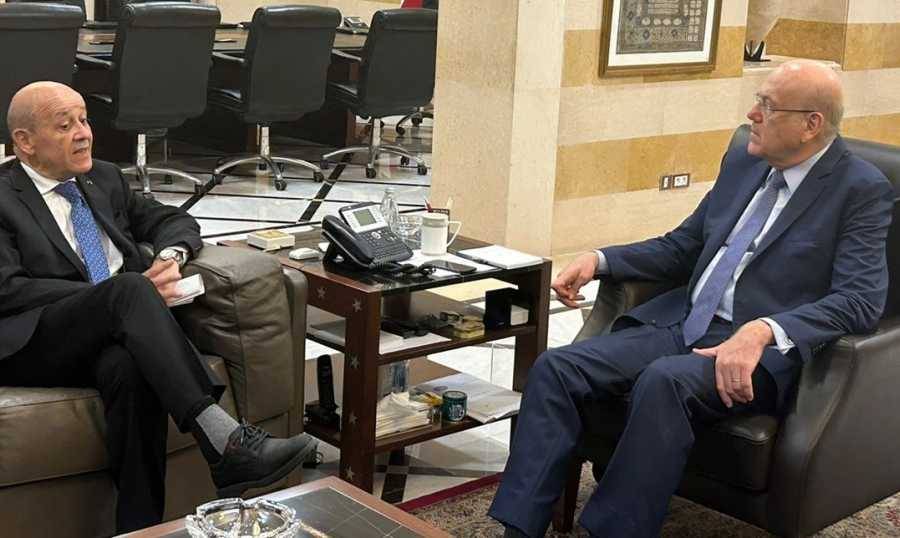 لودريان يجول على المسؤولين.. والبداية من السراي