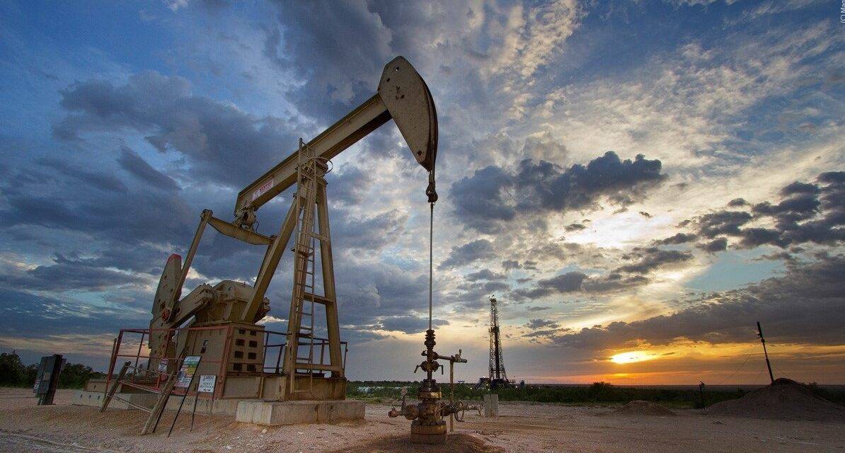 في ظل تفاؤل "أوبك" وشح الإمدادات... أسعار النفط ترتفع بنحو 1%