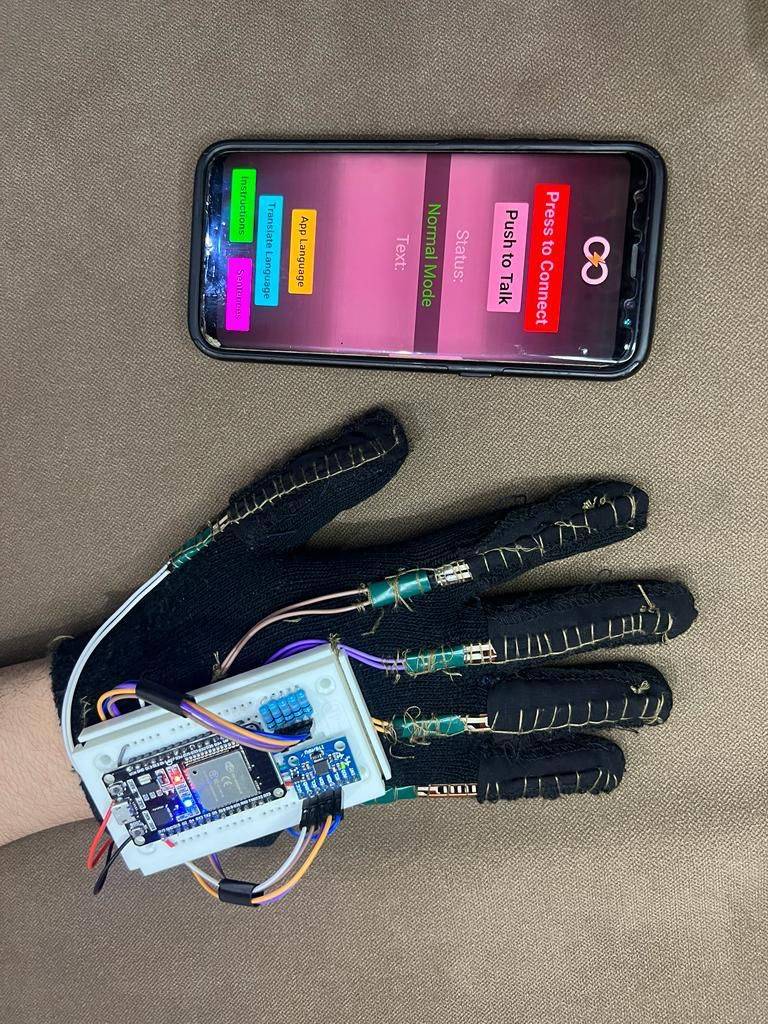 "The infinity Glove" إبتكار فريد من نوعه... شابان لبنانيّان يخترعان جهازاً
يُسهّل عمليّة التواصل بين أشخاص الصمّ والبكم مع الآخرين ويُساعد كبار السن!