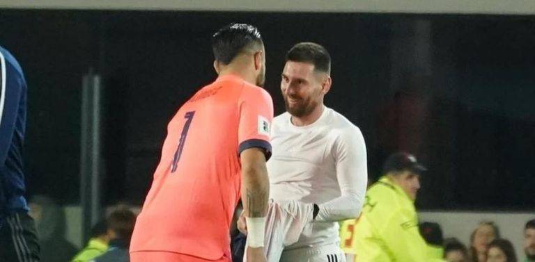 مع صديق الطفولة... لفتة رائعة تُعيد ميسي 31 عاما إلى الوراء