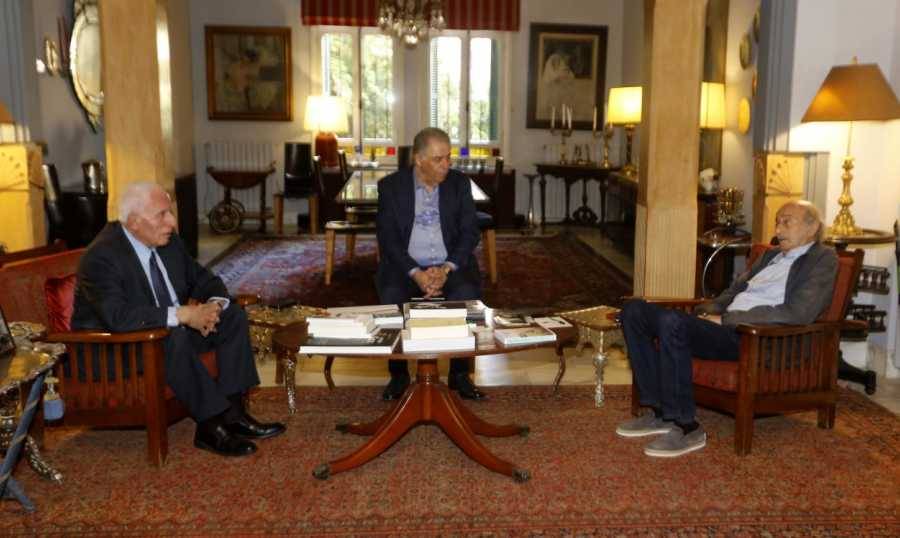 جنبلاط استقبل الأحمد ودبور وأبو العردات: لإقالة باسل الحسن والعودة إلى حوار جدي