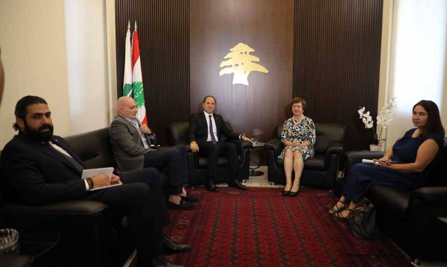 الجميل يلتقي فرونتسكا: على الفريق الآخر الخروج من منطق الفرض وملاقاة مساعي المعارضة للحلول