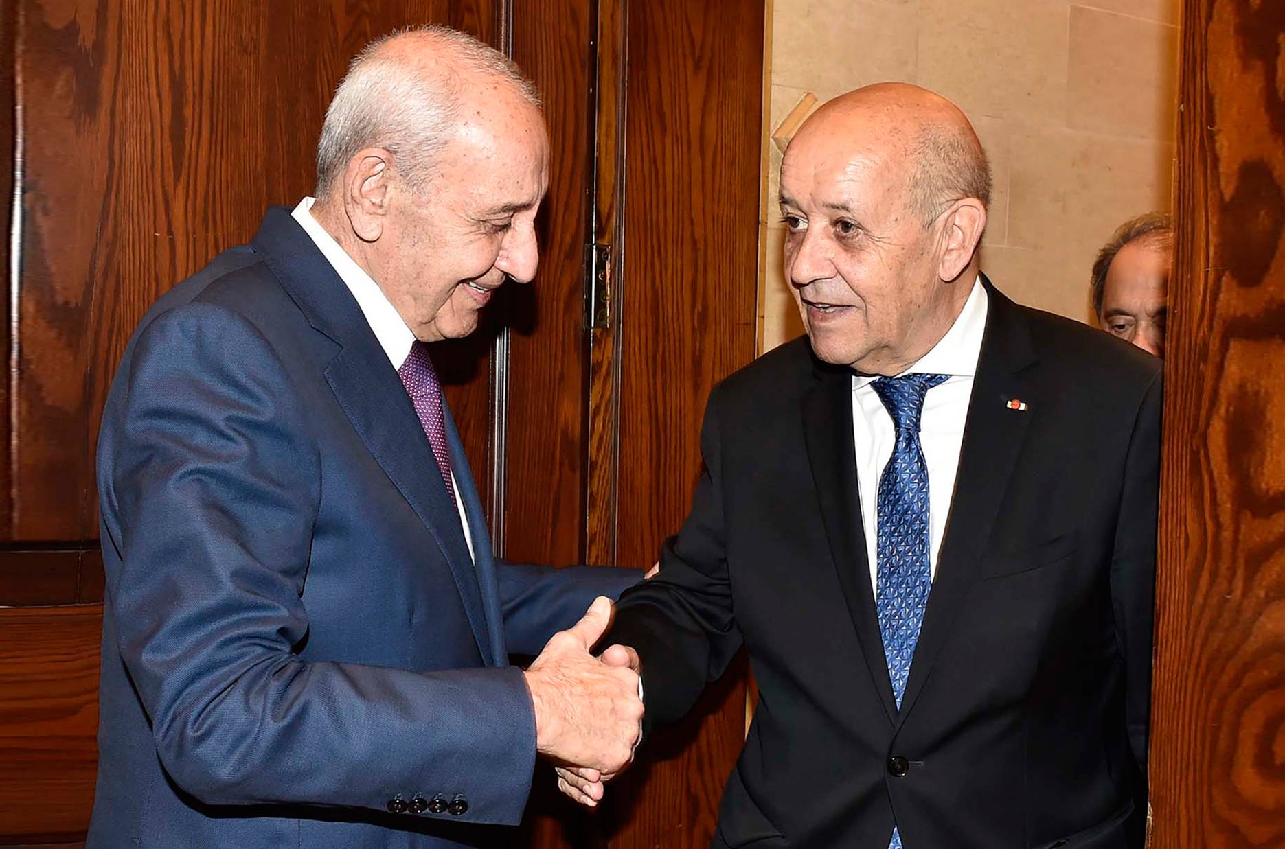 لودريان يُحقق تقدماً والنتيجة تلبية دعوة بري للحوار بأكثرية كبيرة
«الخماسية» تتحرك بقوة بعد دعوة السفير السعودي للنواب السنة وجنبلاط يعلن دعمه للحوار
البخاري حريص على «الطائف» ولعبة الاسماء لم تظهر بعد