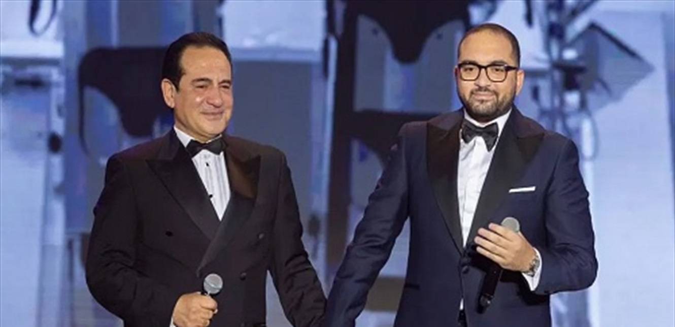 نجل محمد ثروت يبكيه في السعودية... ماذا حصل على المسرح؟