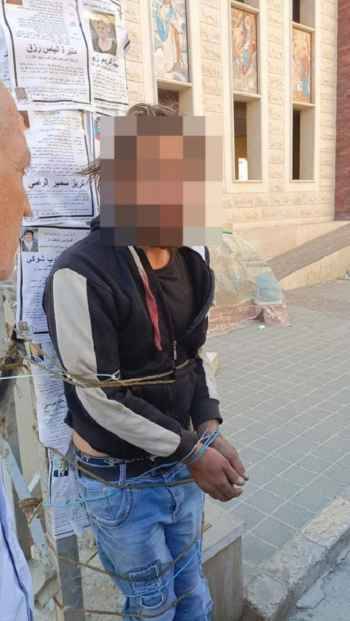 قبضوا عليه لمحاولته سرقة سيارة وربطوه الى عامود كهرباء