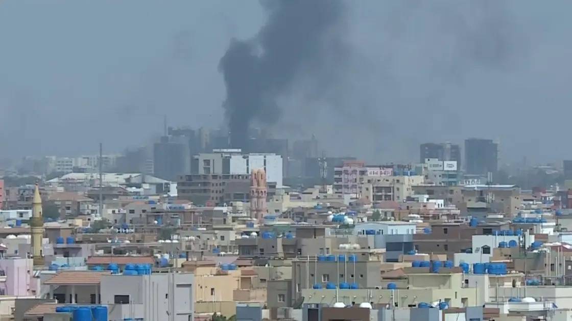 اشتباكات عنيفة بين الجيش والدعم السريع وسط الخرطوم