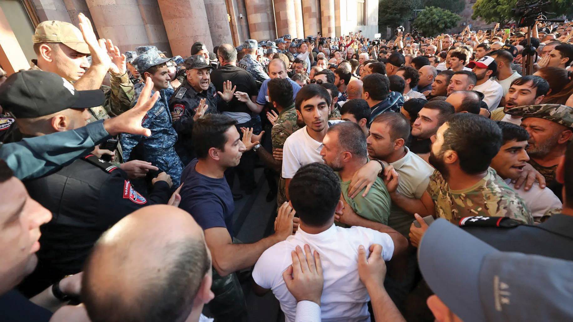 تظاهرات في العاصمة الأرمينيّة ورئيس الحكومة يُحذر من الإنقلاب