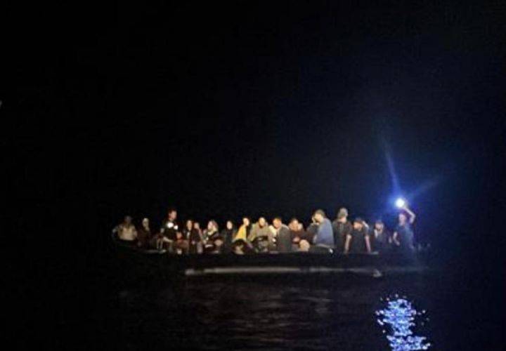 الجيش: إنقاذ مهاجرين غير شرعيين
مقابل شاطىء شكا أثناء تعرّض زورقهم للغرق