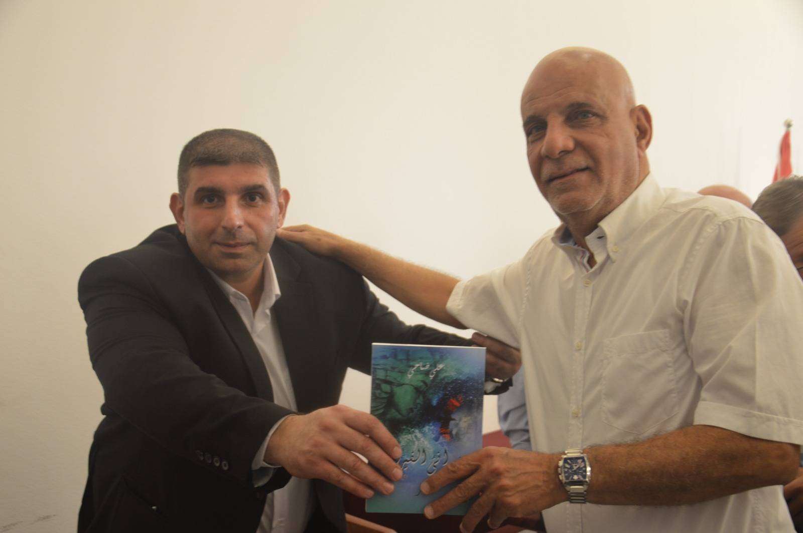 الزميل علي ضاحي وقّع مجموعته
الشعريّة الأولى "موانىء الفيروز" في صور