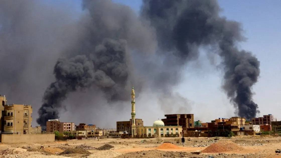 الجيش السوداني يعلن قصف "الدعم السريع" لمقر إغاثة حكومي في الخرطوم