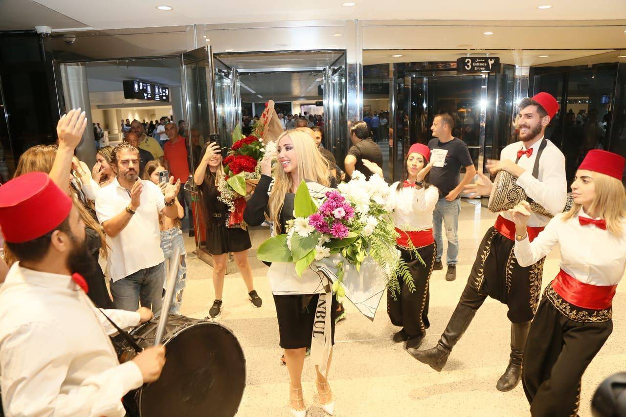 وصول ملكة جمال المغتربات في اسطنبول سيما شحود وسط استقبال جماهيري في المطار