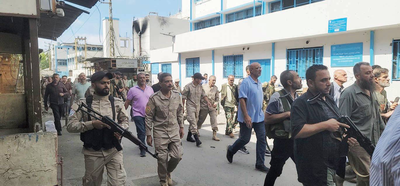 الرئاسة اللبنانيّة بين المحاولة القطريّة الحصريّة والدور الهام لفرنسا
نجاح مساعي التهدئة في عين الحلوة بانتشار القوّة الأمنيّة... فهل يُسلّم التكفيريّون قتلة العرموشي؟
إنكشاف شبكات تهريب النازحين... هل يبحث بوحبيب مع دمشق إشراكها في وقف النزوح؟