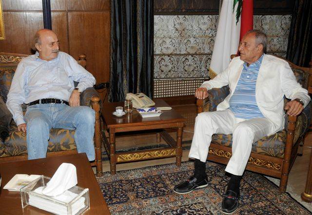 "الإشتراكي" يُروّج لمبادرة برّي... ووساطة شاقة من أبو فاعور تجاه معراب
تباين سياسي كبير في قراءة المرحلة على خط جنبلاط والأقطاب المسيحيين