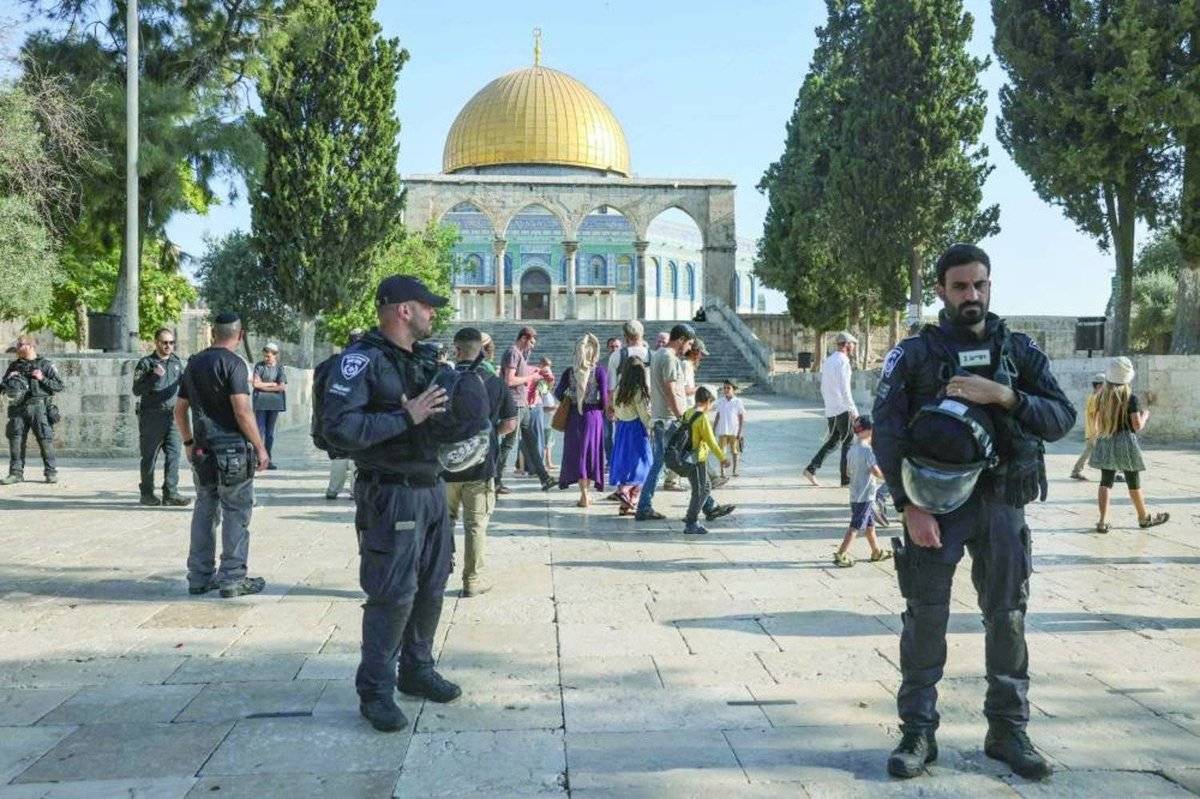 مئات المستوطنين اقتحموا المسجد الأقصى بحماية شرطة العدو
