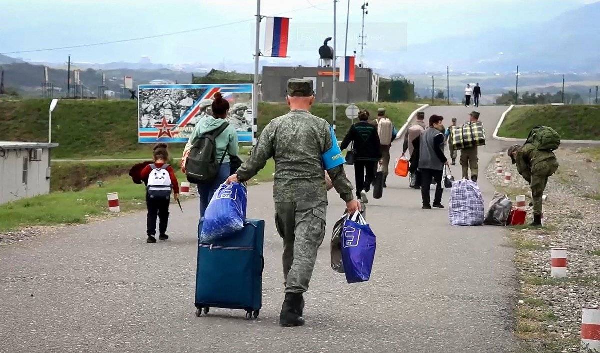 آخر قافلة من الأرمن تغادر كاراباخ... وإيران تحذر من "تغيير جيوسياسي في القوقاز"