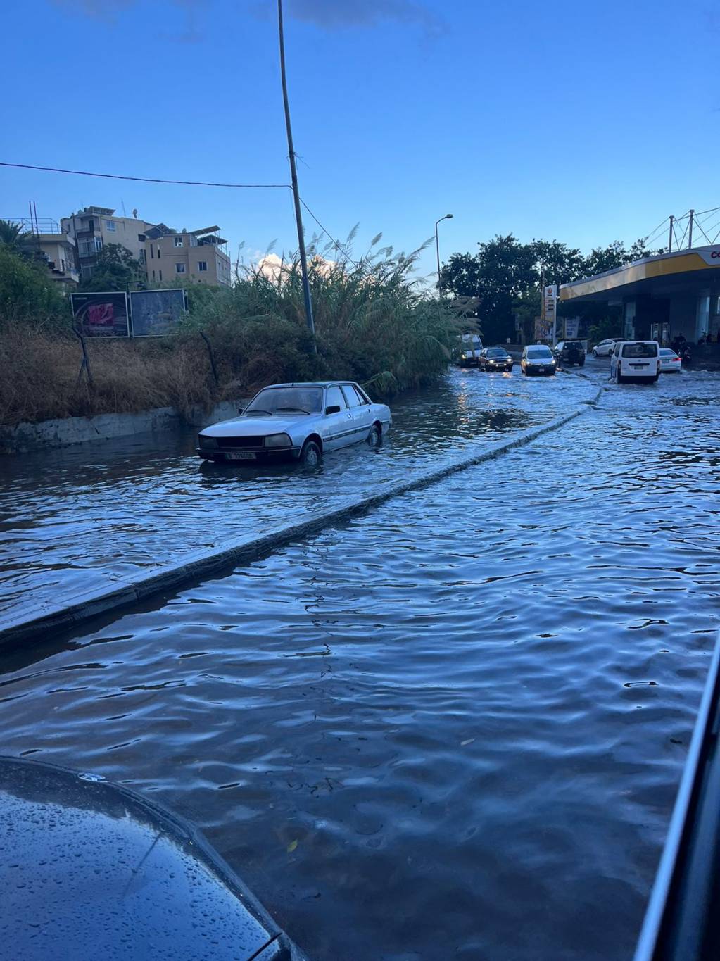طوفان صباحي وتحذير للسائقين