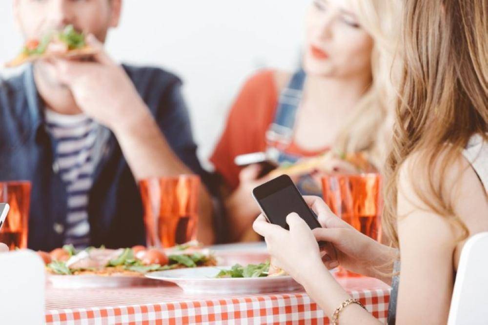 قد يفاجئك بعضها.. علماء يحذّرون من تناول هذه الأطعمة