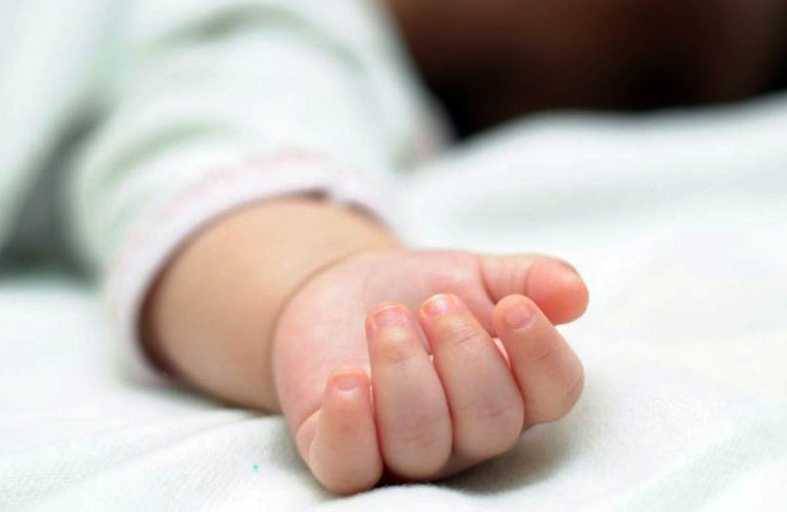 وفاة طفل سقط من يد والدته من الطابق الثالث