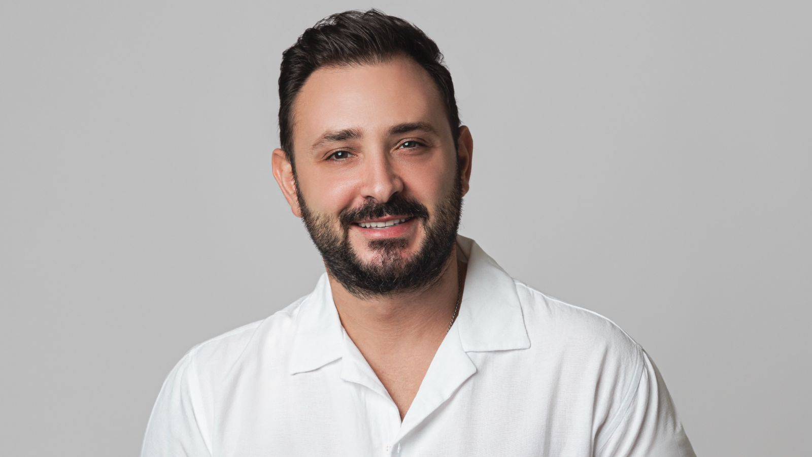 هادي ضو يتعرض لحادث احتراق على المسرح