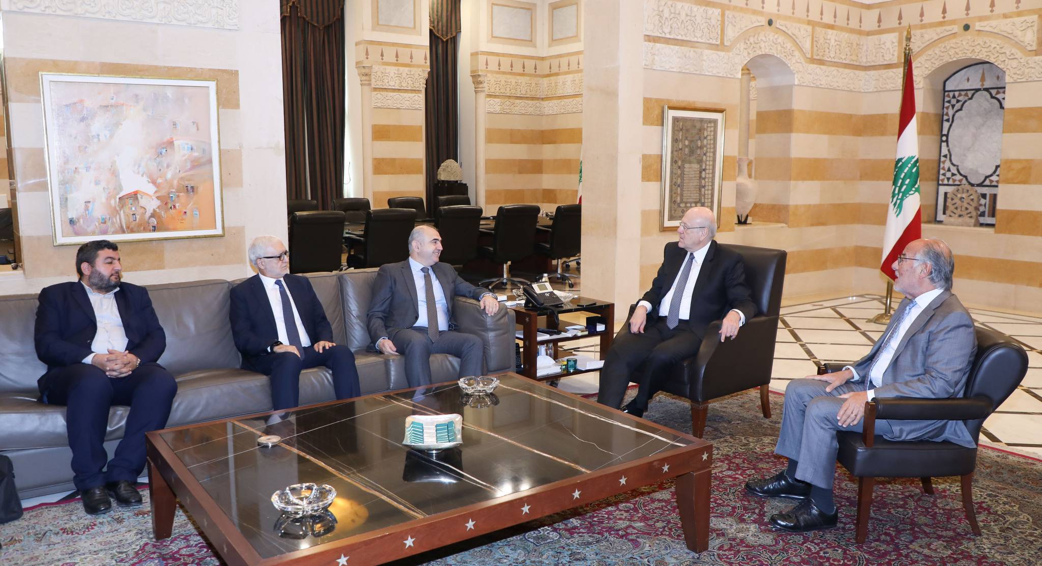 ميقاتي بحث مع الحلبي وبدران أوضاع "اللبنانيّة"
واستقبل سفيريِ المغرب والأرجنيتن وزواراً